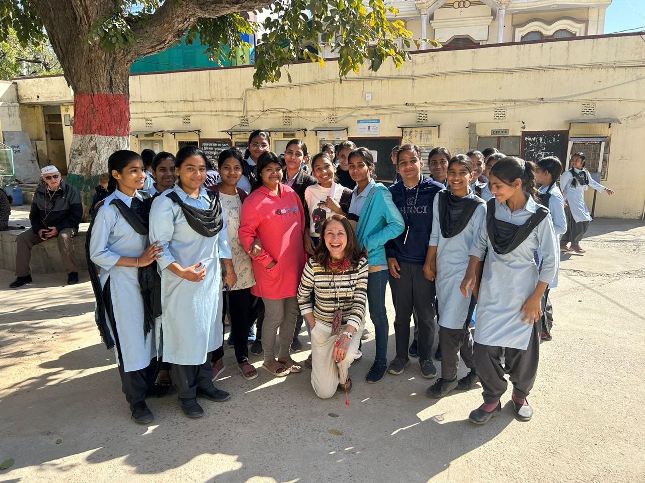 Voyageuses françaises en visite avec les élèves de l’école soutenue par VTIndia Tours en Inde